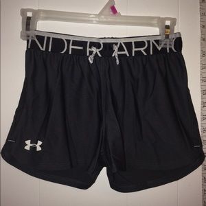 Girls Youth Medium Under Armour Heat Gear Shorts